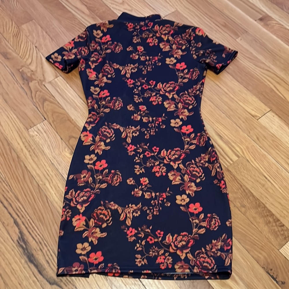 Pretty Little Thing fitted dress size 6 EUC - Picture 4 of 5